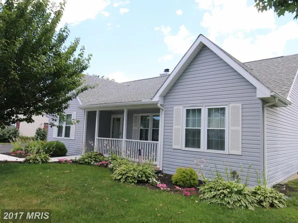 111 Pembroke Ln, Falling Waters, WV 25419