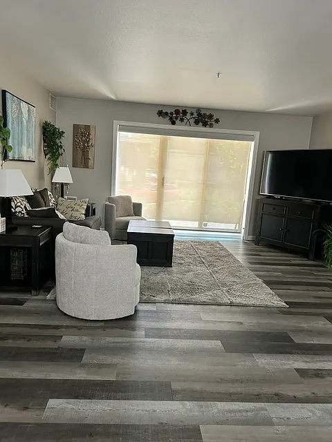 2 bed, 1375 sqft, $2,400 — Photo 3