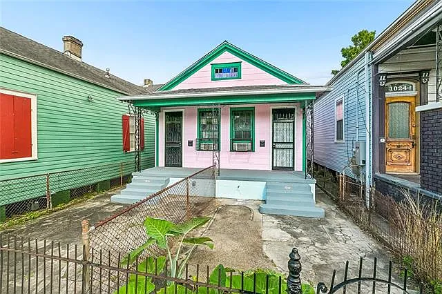 1022 Port St — Photo 2