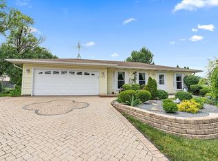 966 W Clearwater St, Roselle, IL 60172