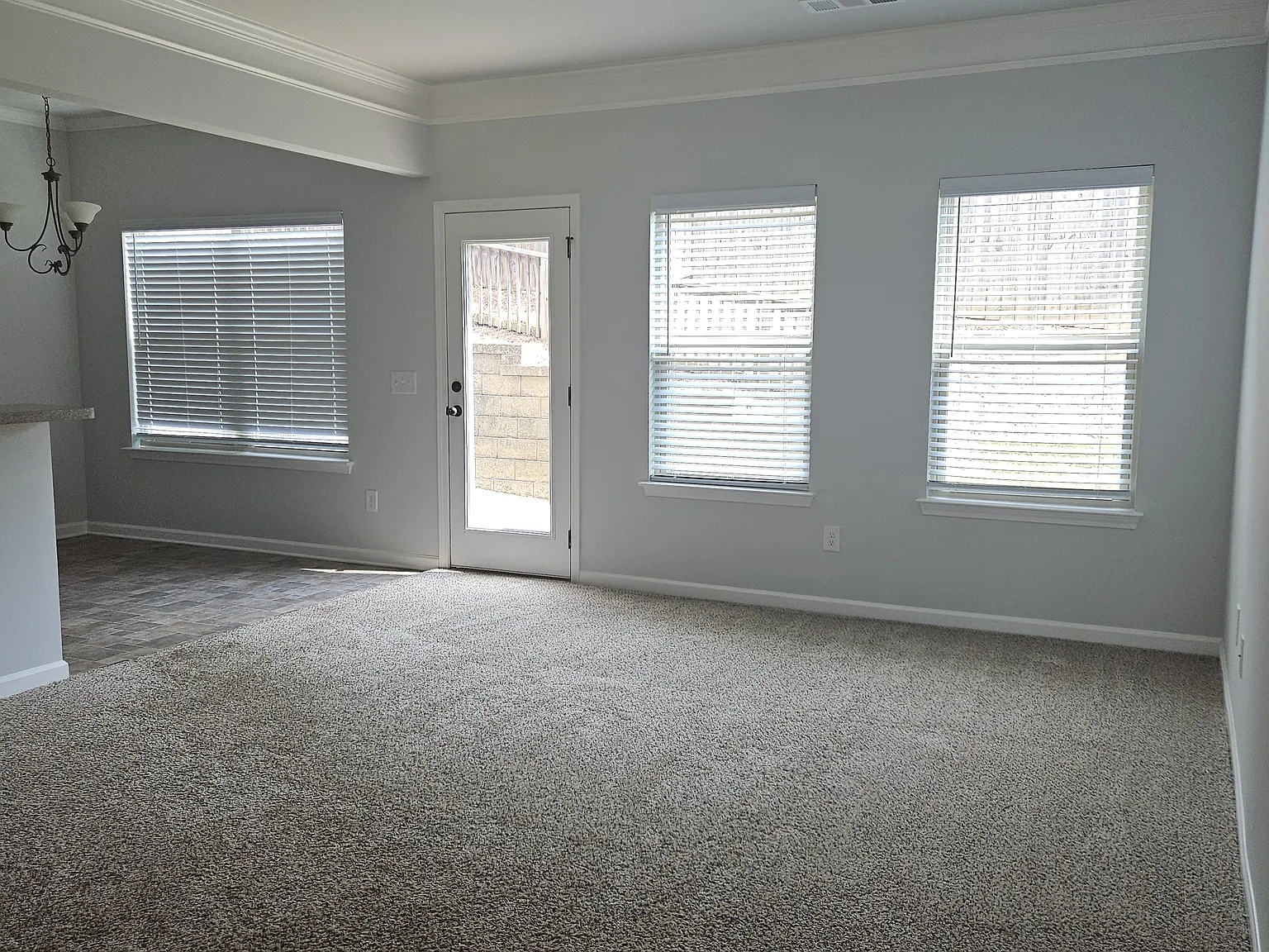 3 bed, 2.5 bath, 1635 sqft, $2,100 — Photo 3