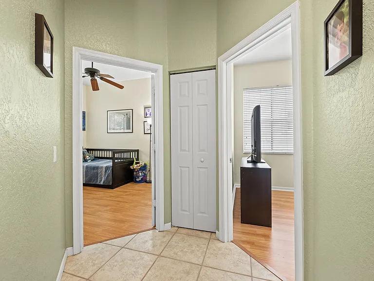 828 Vanda Ter — Photo 18