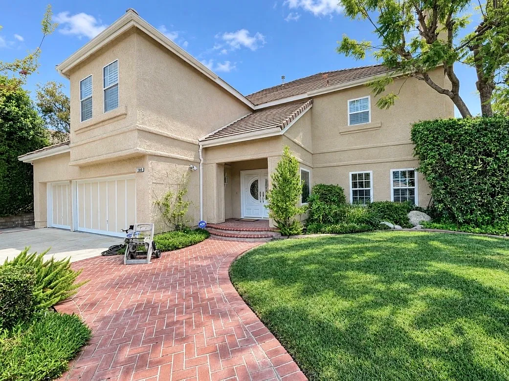 5 bed, 4.5 bath, 4147 sqft, $8,433 — Photo 2