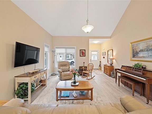 5th image of 744 Nelson St W #10