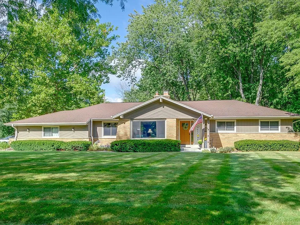 2820 W Saint James Ln