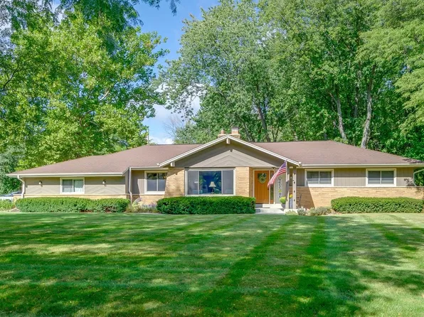 2820 W Saint James Ln, Mequon, WI 53092