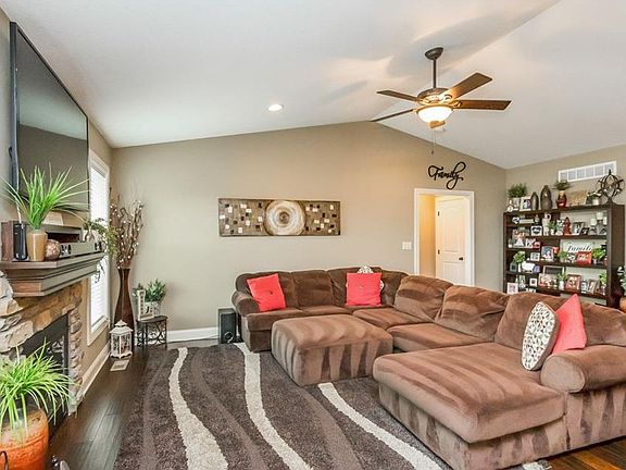 5th image of 525 NE Bowman Dr