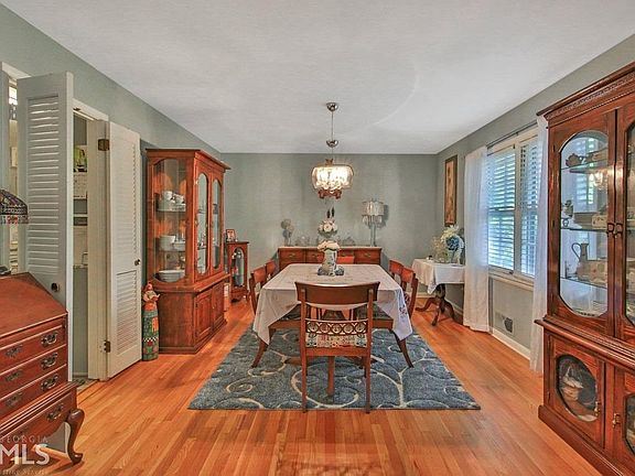 4th image of 534 Safari Cir