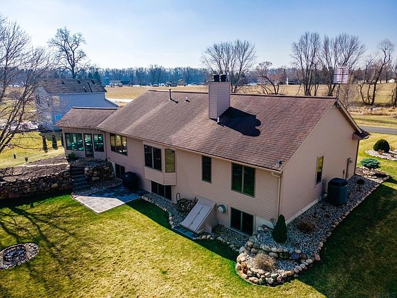 Dallas Bay home with walk out daylight basement