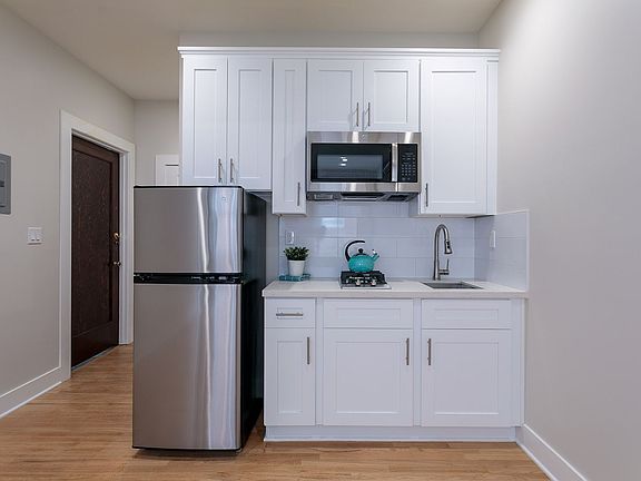 5th image of 149 S Los Robles Ave APT 111