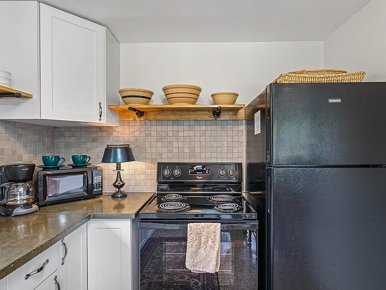 E Grove St — Photo 13