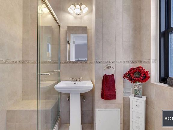 4th image of 457 W 57th St #915