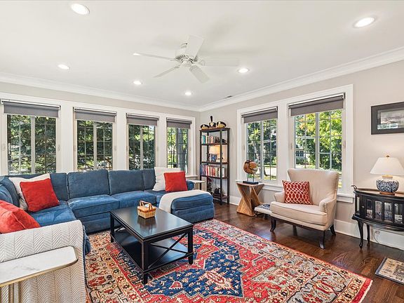 5th image of 905 Forest Ave
