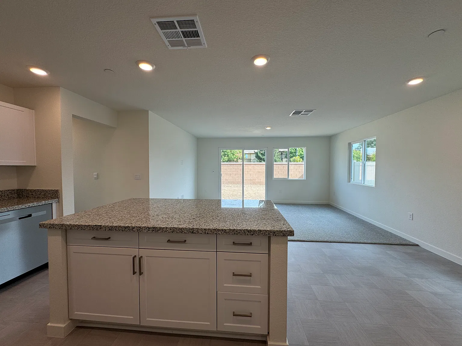4 bed, 1932 sqft, $3,100 — Photo 3