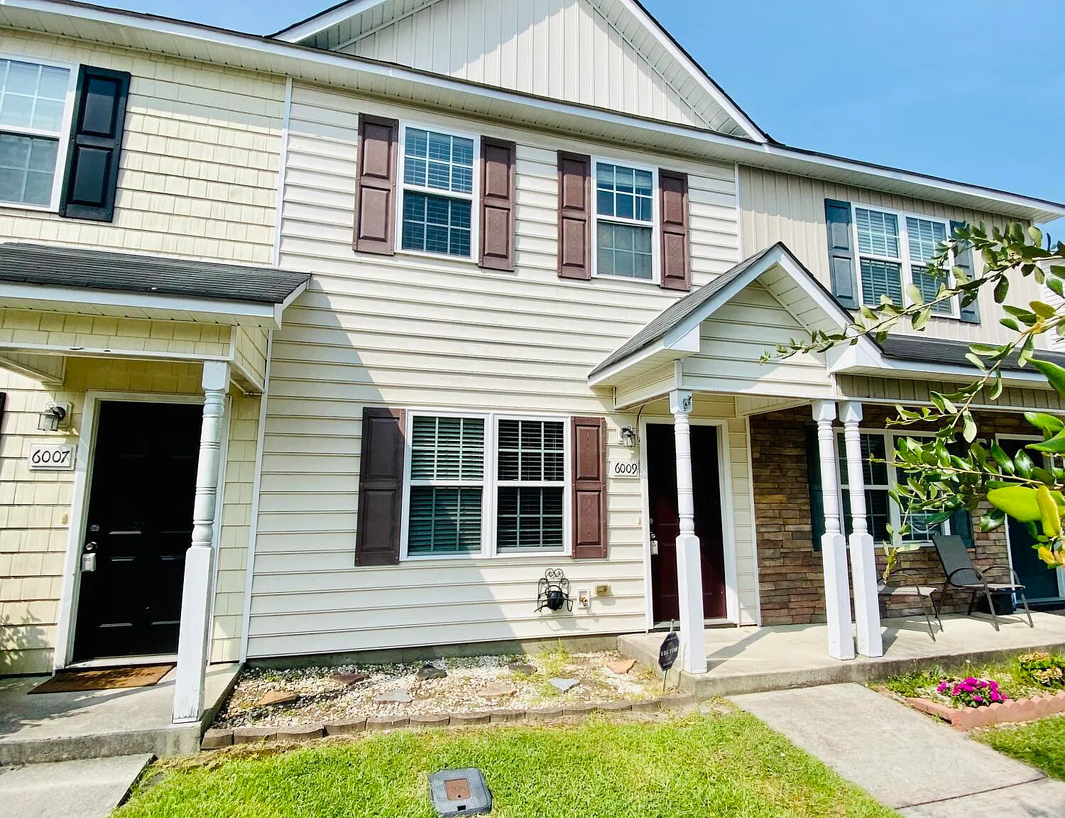 2 bed, 2.5 bath, 1024 sqft, $1,250 — Photo 2