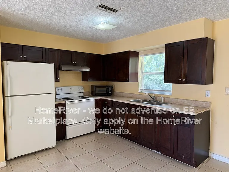 9702 Theresa Cir — Photo 2