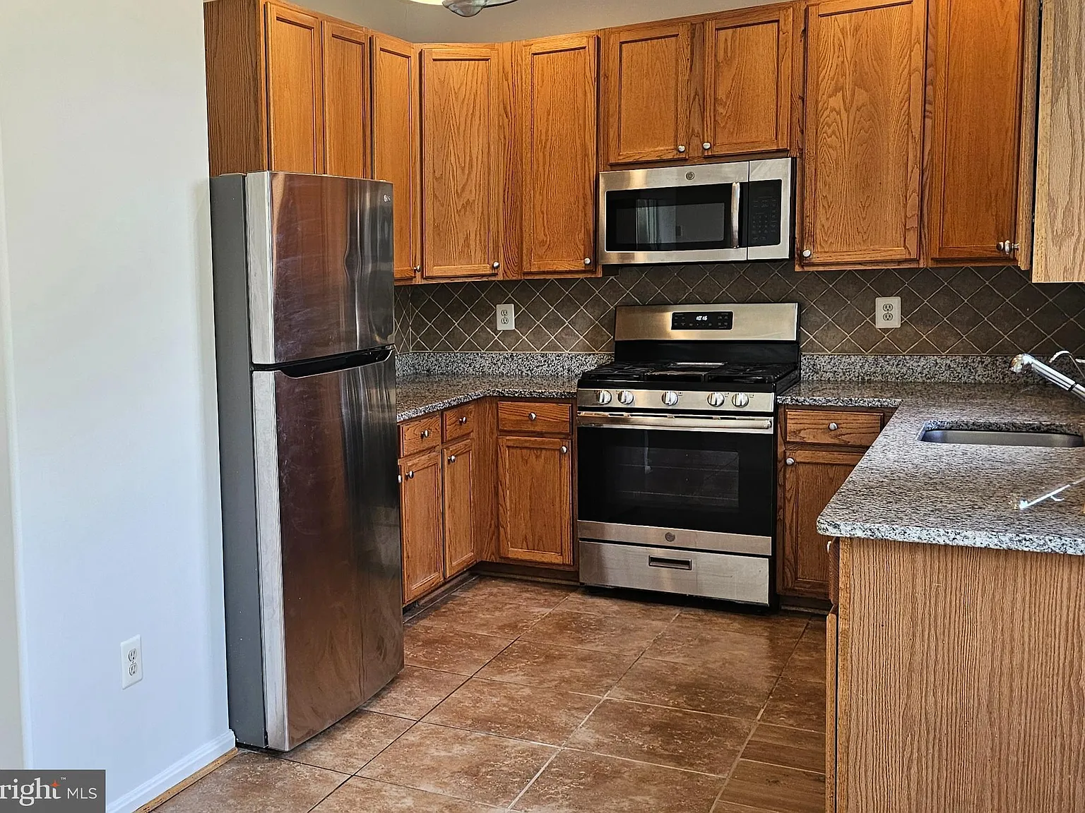 3 bed, 3.5 bath, 2187 sqft, $3,300 — Photo 3