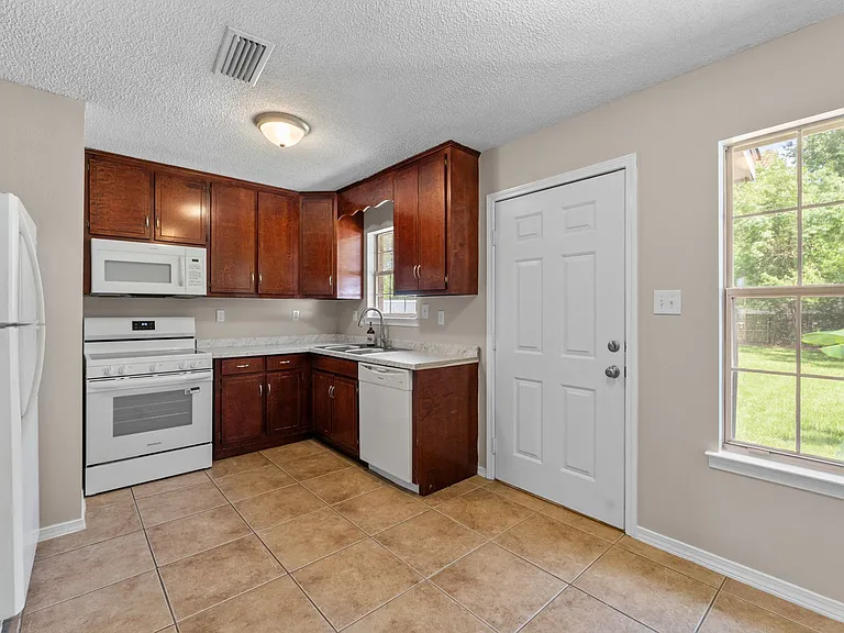 20952 Liberty Ln — Photo 10