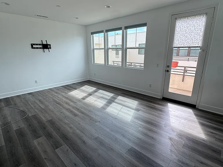 2921 Exposition Pl — Photo 6