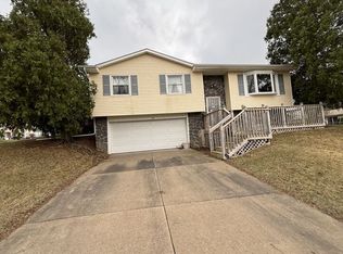 4105 Greenway Dr, Davenport, IA 52804