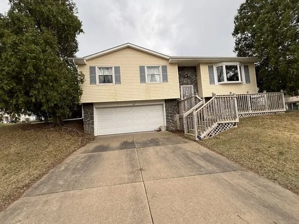 4105 Greenway Dr, Davenport, IA 52804