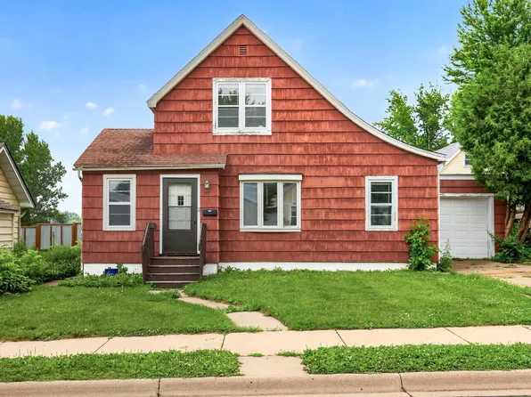 207 1st St SW, New Prague, MN 56071