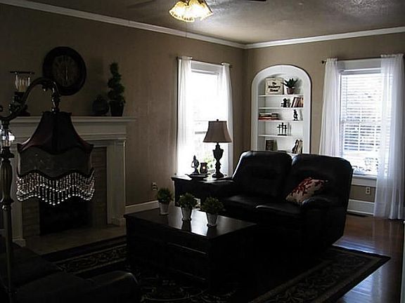 4th image of 1042 Mulberry St