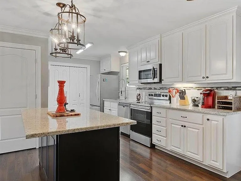5150 Parkin Ave — Photo 2