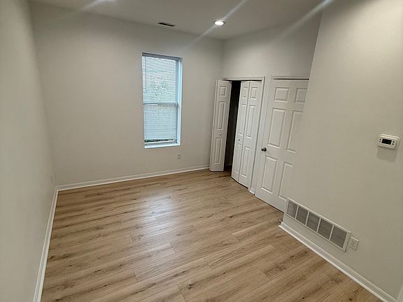 3rd image of 925 York St #2