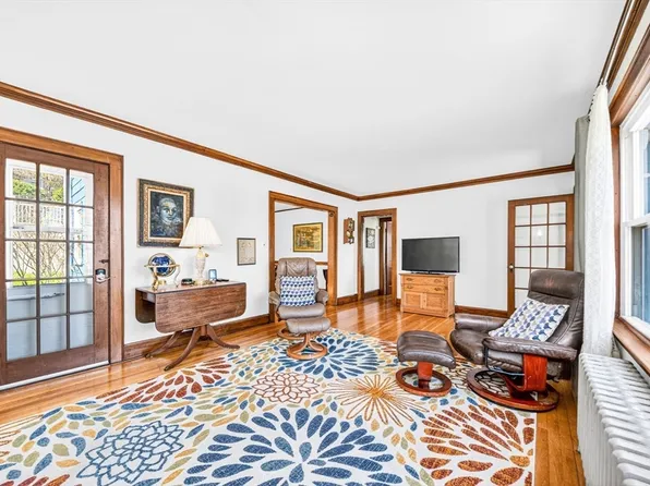 48 Edgecliff Rd #1, Watertown, MA 02472