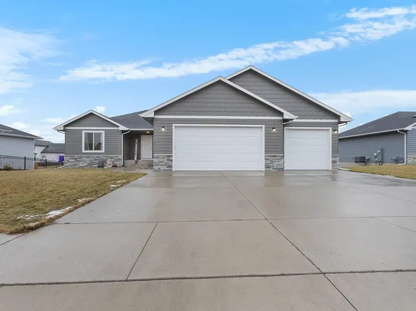 163 Central Park Ct, Harrisburg, SD 57032