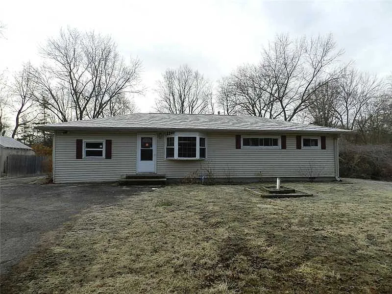 2241 Mayfair Dr photo 1