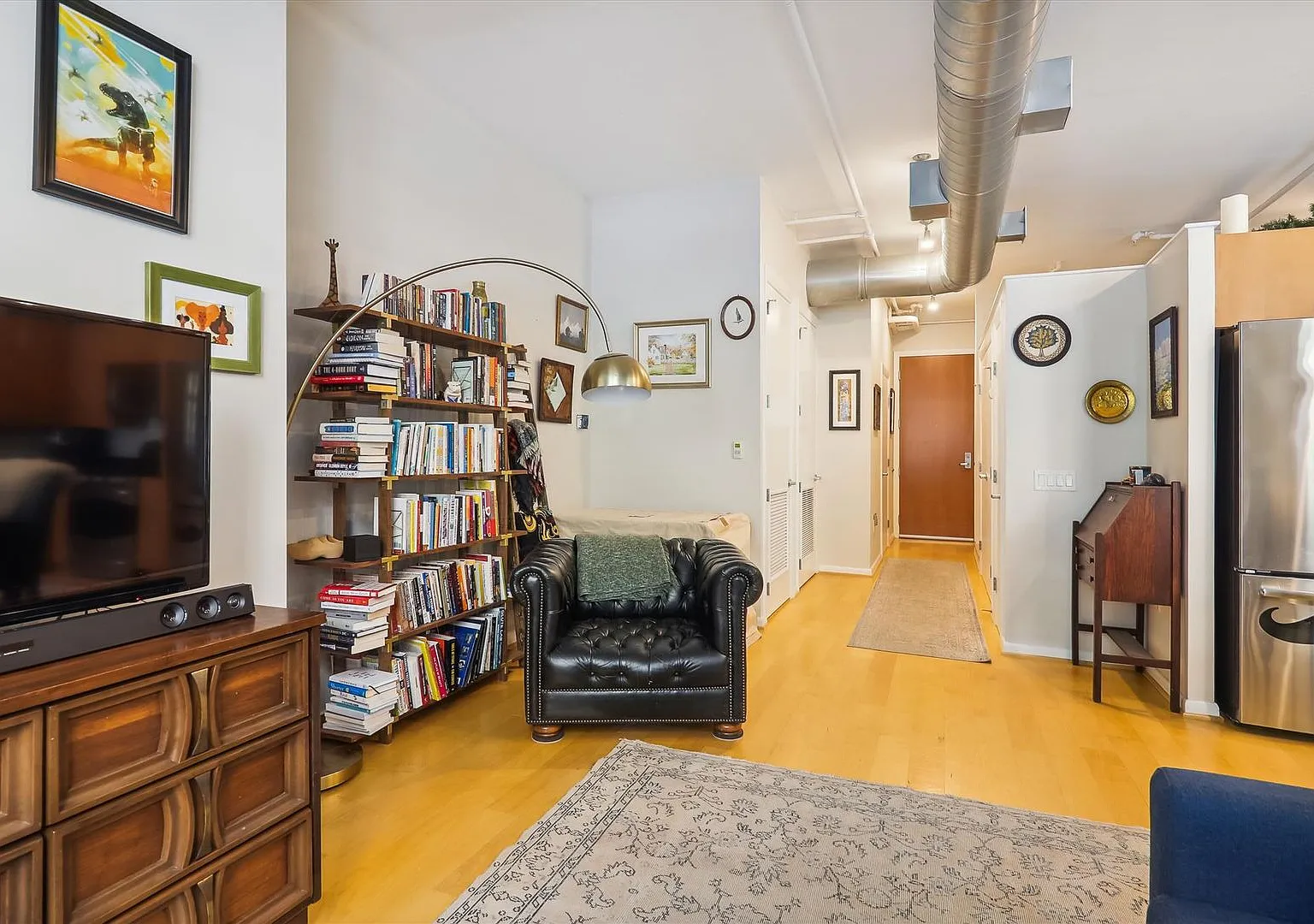Incredible 1BR/1BA Condo With Garage Parking in Vibrant Mount Vernon Triangle! — Photo 4