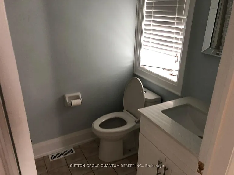 135 Mowat Cres — Photo 11