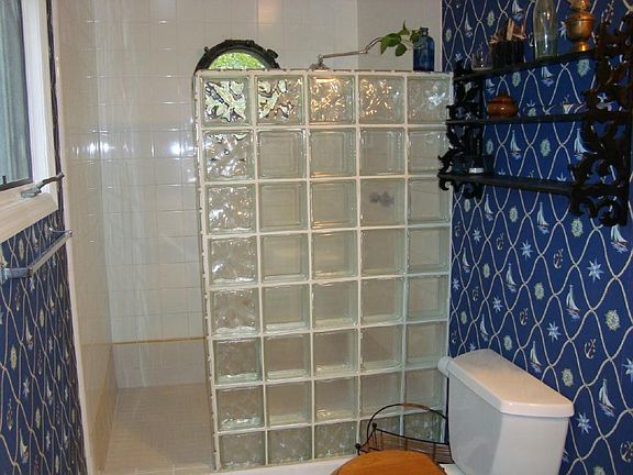 Master bathroom w/ walk-in shower