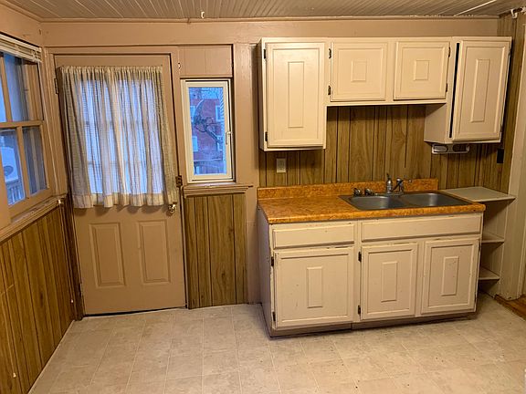 3rd image of 1727 B St APT 4