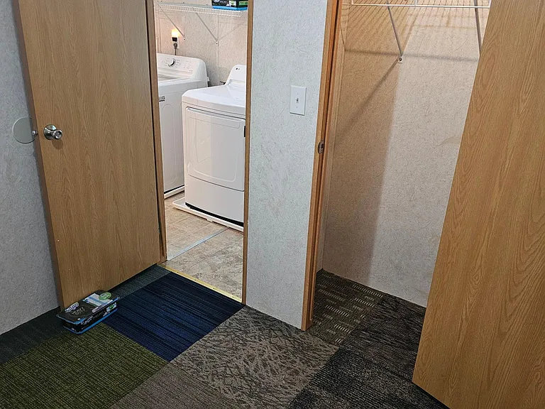 Middle bedroom or office