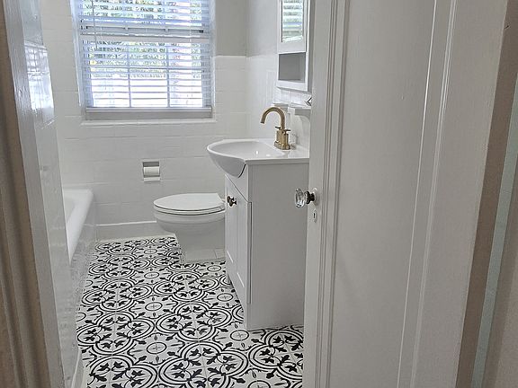 3rd image of 222 Snell Isle Blvd NE APT 6