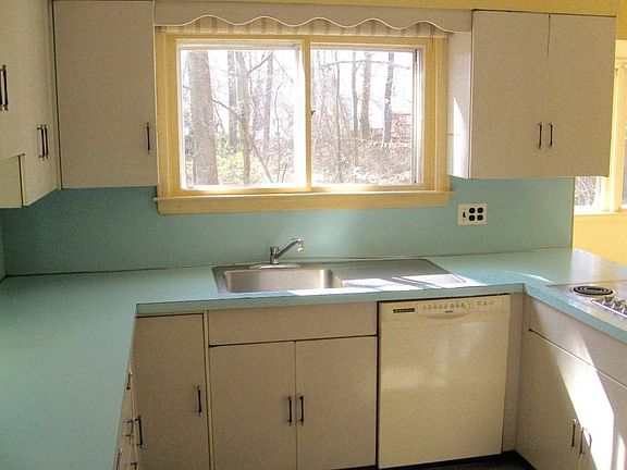 3rd image of 8 Lori Ln