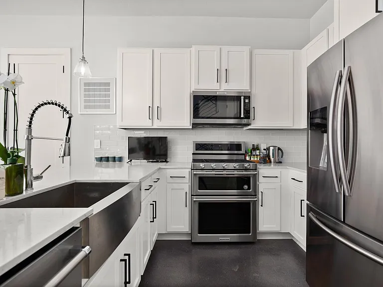 1702 Cullen Ave — Photo 6