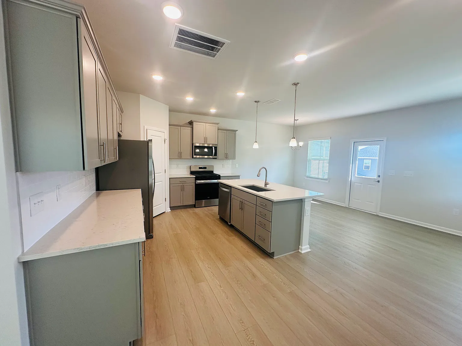4 bed, 3.5 bath, 2350 sqft, $2,595 — Photo 3