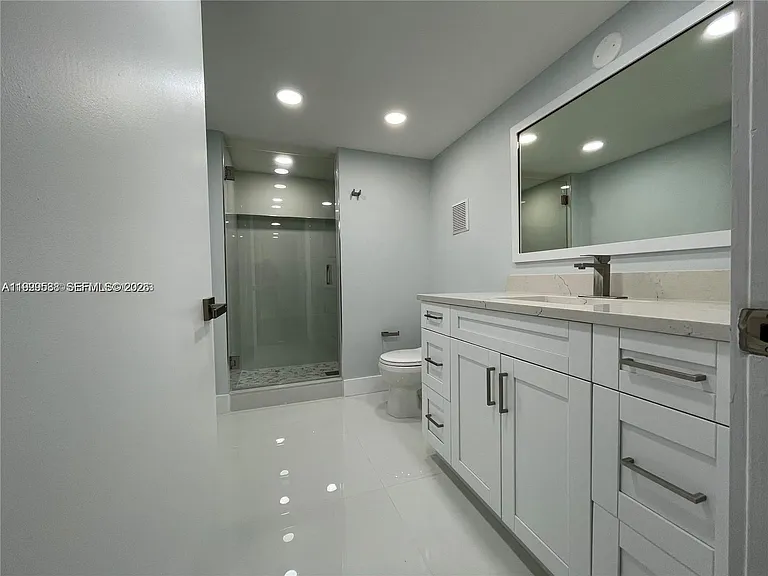 4725 SW 62nd Ave #103 — Photo 6