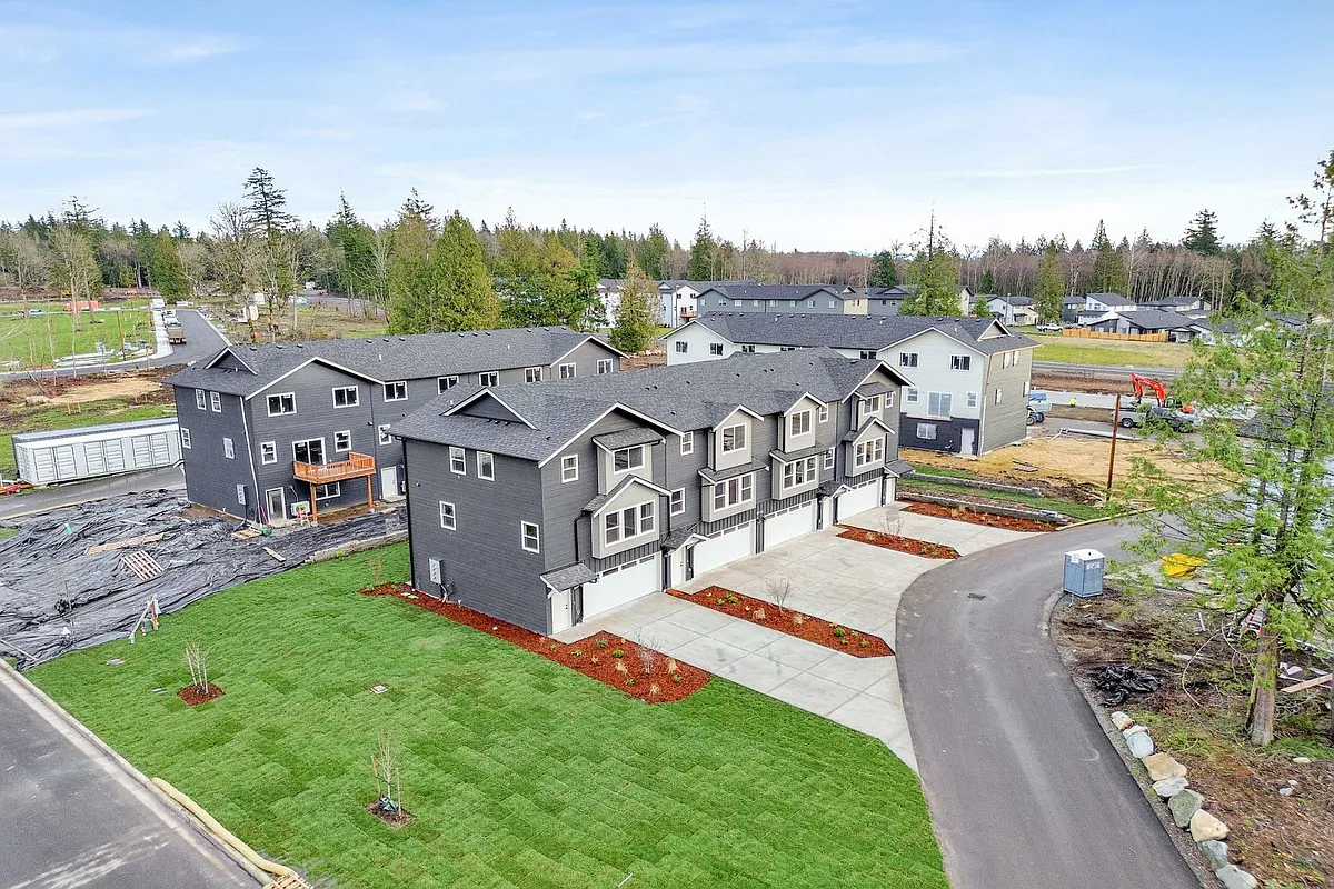 Building Photo - 2727 Oleander Loop