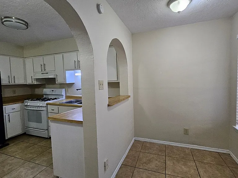 536 Chelwood Park Blvd NE #1-7 — Photo 2