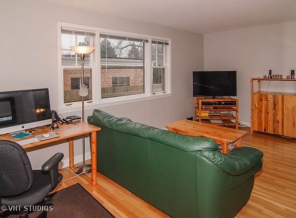 2nd image of 923 22nd Ave