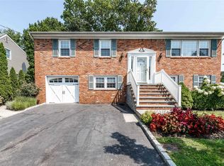 24 Andrew Pl, Locust Valley, NY 11560