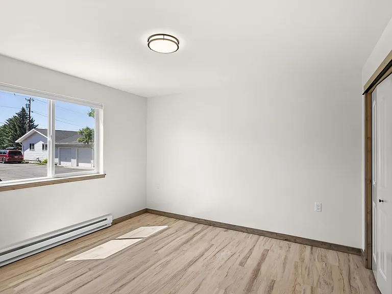 Pineview Apartments — Photo 7
