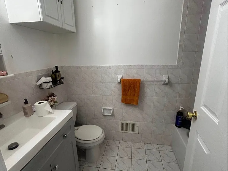 1031 E Grand St #1 — Photo 4