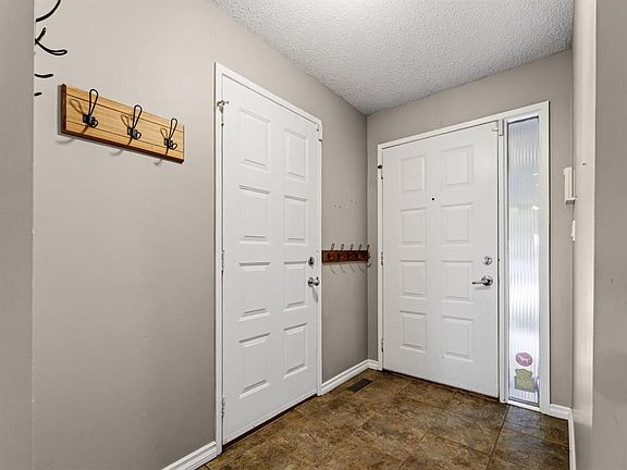 5th image of 76 W Deermoss Cres SE