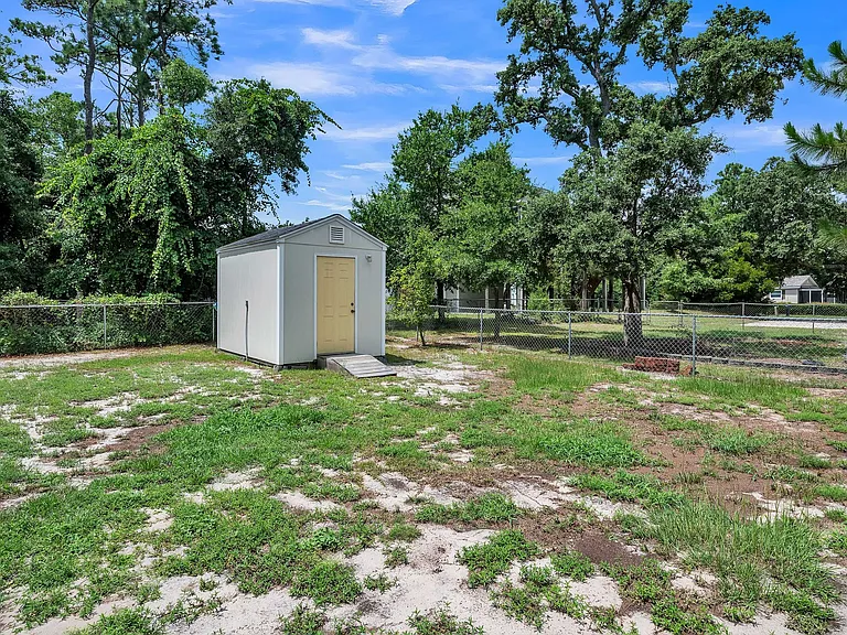 Plenty of room for dogs to roam. (recently added boardwalk not shown)